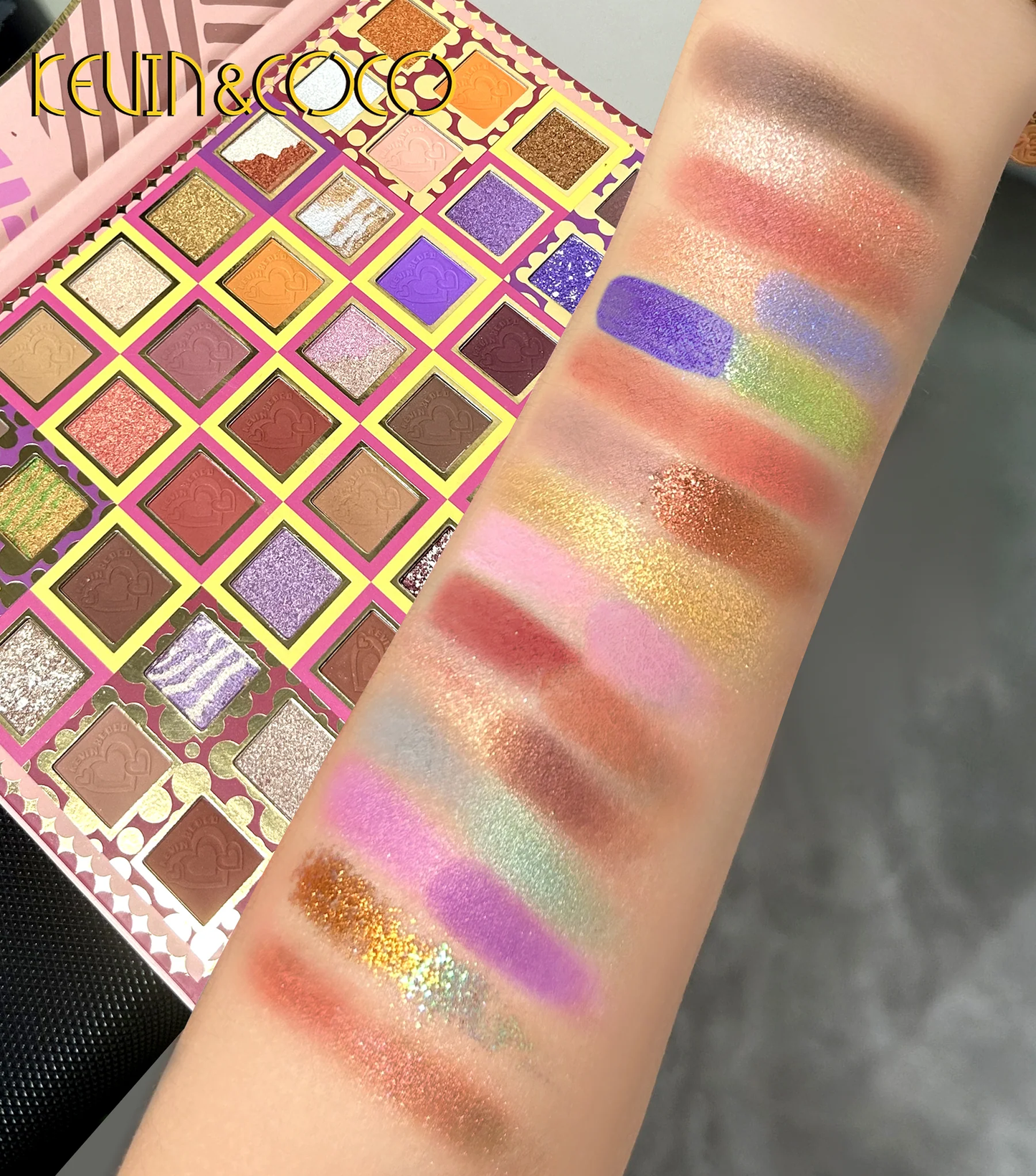 Paleta de sombras de ojos KEVIN & COCO de 40 colores con puntos divertidos